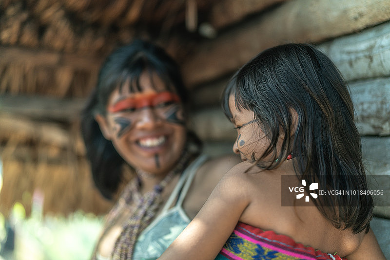 土著巴西姐妹，图皮瓜拉尼族的肖像图片素材