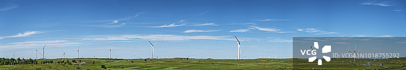 呼伦贝尔草原上的风力发电机图片素材