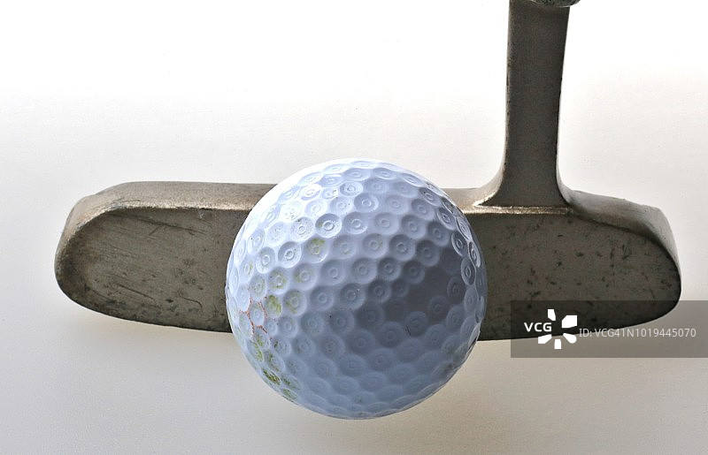一个推杆俱乐部和高尔夫球的特写图片素材