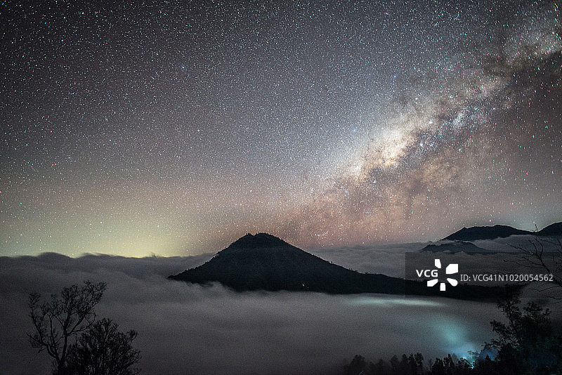 美丽的银河在星夜的火山附近卡瓦伊真火山在印度尼西亚。图片素材