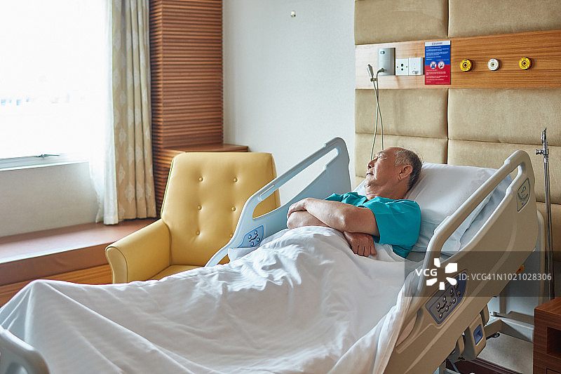 老年男病人在病房的床上做白日梦图片素材