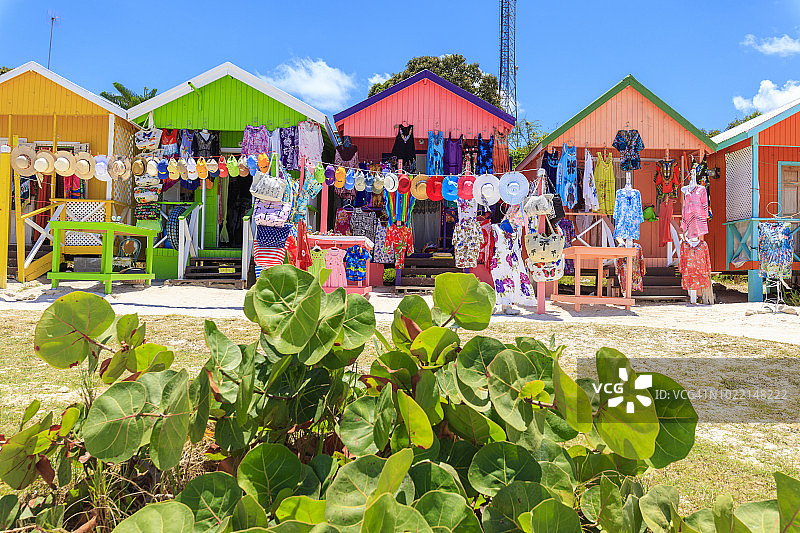 安提瓜岛，长湾海滩，多色木屋和旅游纪念品商店图片素材