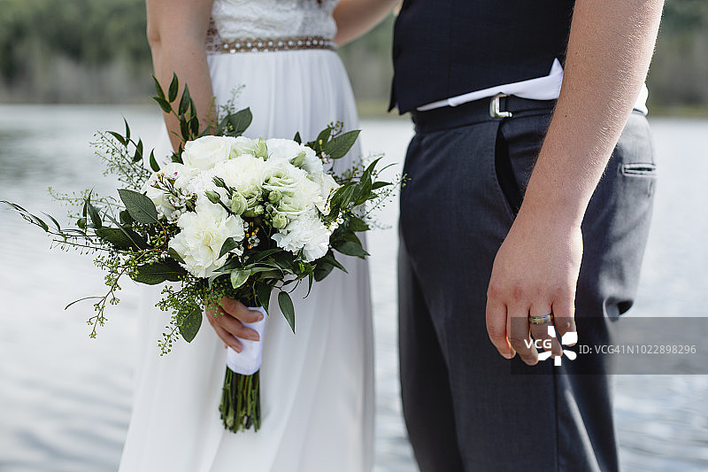 新娘和新郎的腹部和婚礼花束图片素材