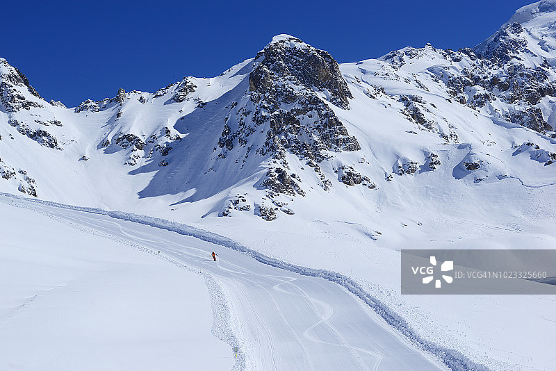 格鲁吉亚高加索山脉特特努尔迪滑雪场的斜坡上一个孤独的滑雪者图片素材