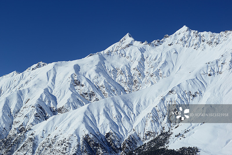 白雪皑皑的高加索山脉，格鲁吉亚图片素材