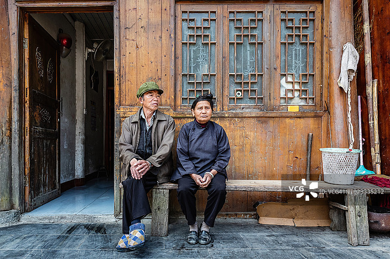 一对老年夫妇在他们的农村家庭中国真实人物肖像图片素材