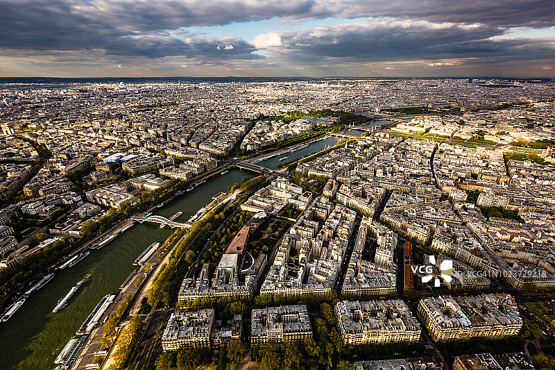 落日时分，俯瞰凯旋门、塞纳河、亚历山大三世大桥和卢浮宫，法国巴黎。图片素材