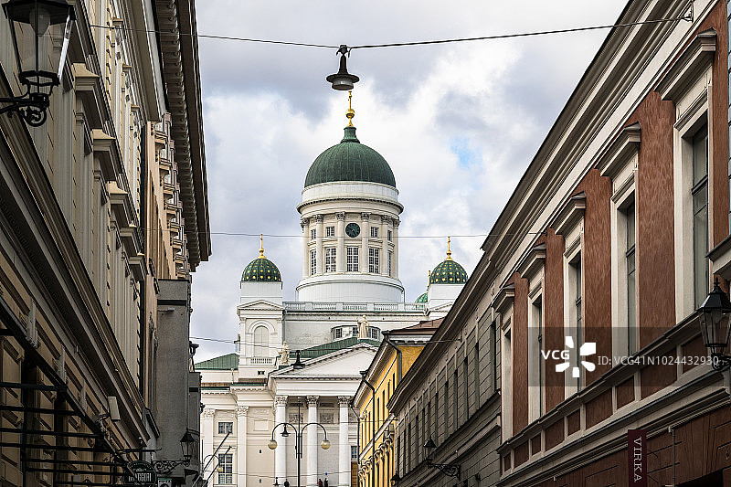 著名的赫尔辛基大教堂俯瞰着芬兰首都赫尔辛基老城的步行街。图片素材