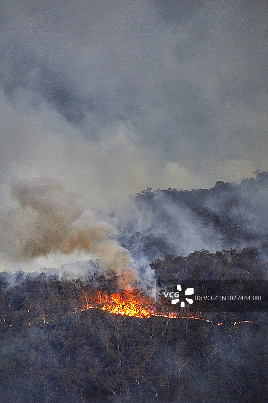 火灾，森林火灾，烟雾弥漫的贾米森谷，蓝山，澳大利亚图片素材