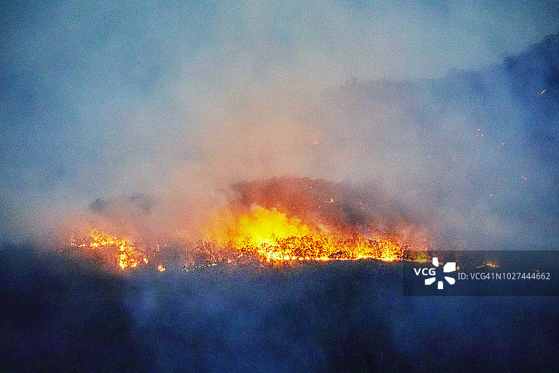 火灾，森林火灾，在烟雾弥漫的山谷，蓝山，澳大利亚图片素材