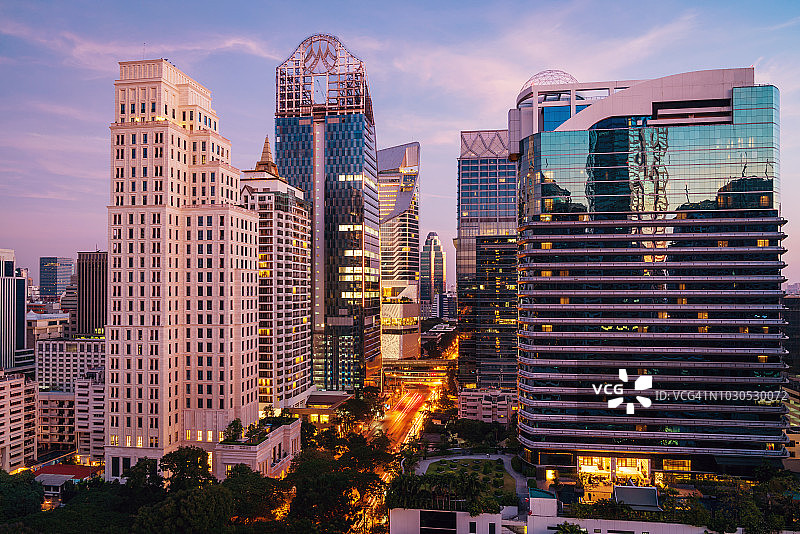 曼谷城市景观现代摩天大楼在日落泰国图片素材