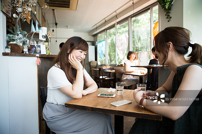 在下午咖啡馆放松的女性顾客图片素材