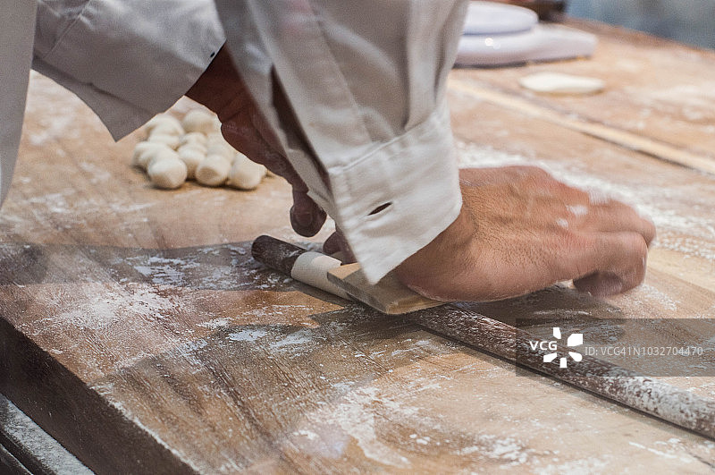 厨师做饺子的手的特写图片素材