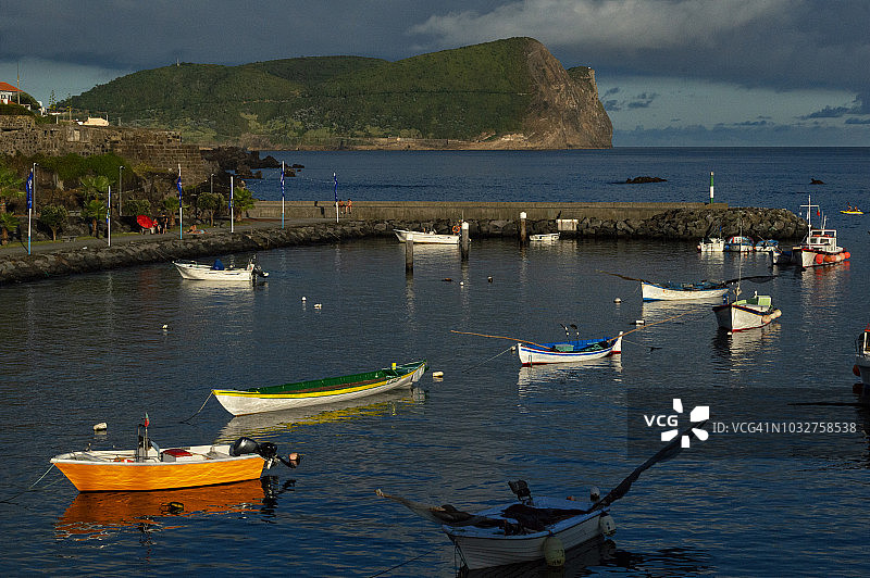 渔港的Sao Mateus de Calheta(在背景的Monte Brasil在Angra do Heroismo)， Terceira，亚速尔群岛。图片素材