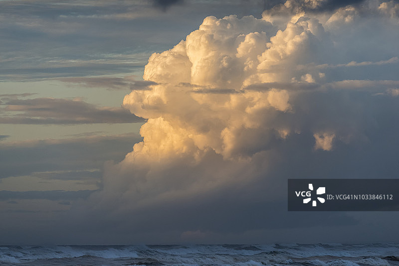 云沿着俄勒冈海岸在地平线上堆积起来图片素材