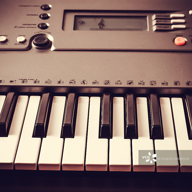 钢琴键盘。音乐的乐器。复古怀旧的效果图片素材
