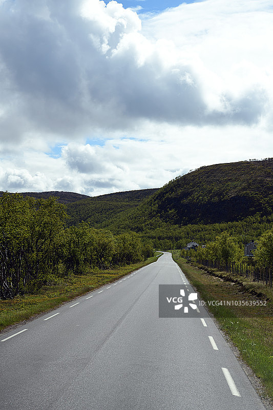 挪威阿尔塔附近的蜿蜒公路图片素材