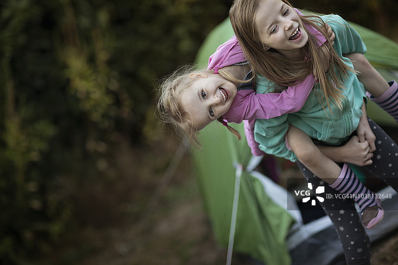 两个大笑的孩子在露营时玩得很开心图片素材