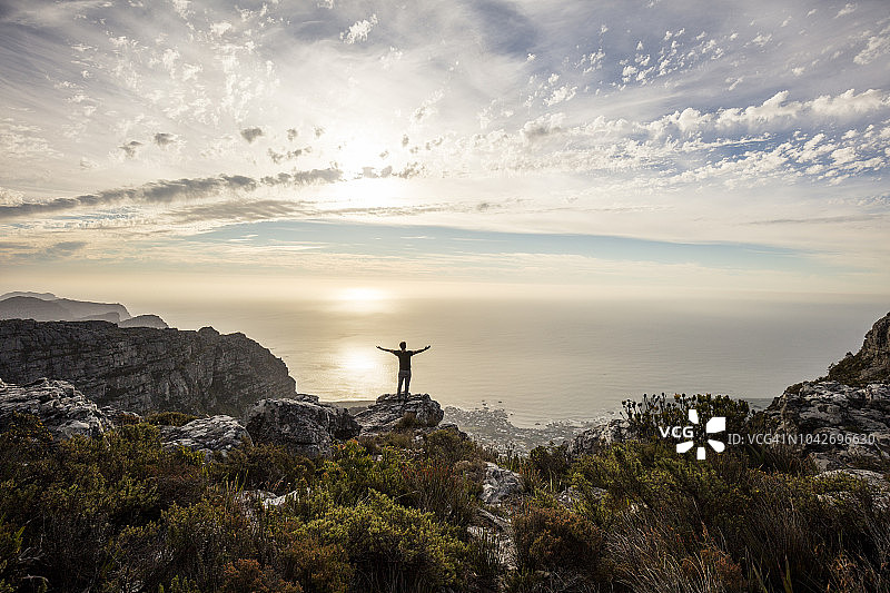 南非，开普敦，桌山，日落时分，一个人站在岩石上图片素材