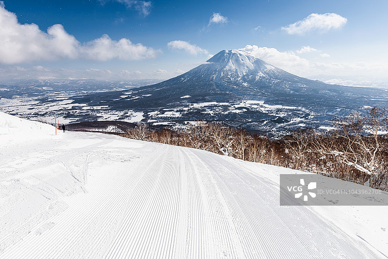 日本北海道，以Yotei山为背景的二世谷滑雪道图片素材