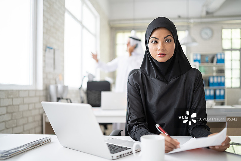 阿拉伯女商人在现代办公室图片素材