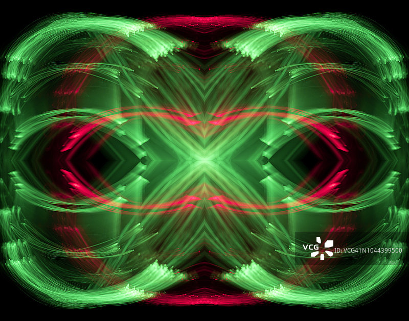 近距离抽象图案交织的彩色光束红色和绿色的黑色背景。图片素材