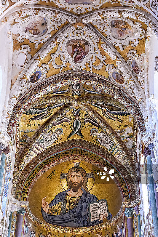 Cefalu大教堂的天花板上有基督的马赛克和哥特式和巴洛克建筑的混合。Cefalu，西西里岛，意大利图片素材