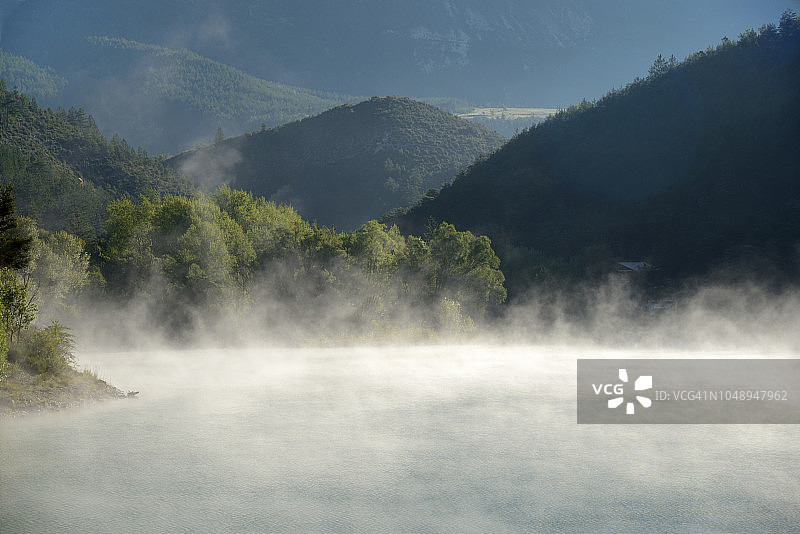 普罗旺斯卡斯蒂隆湖上的晨雾升起图片素材