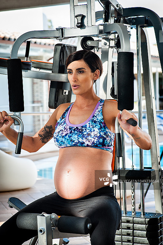 孕妇在健身房做运动图片素材