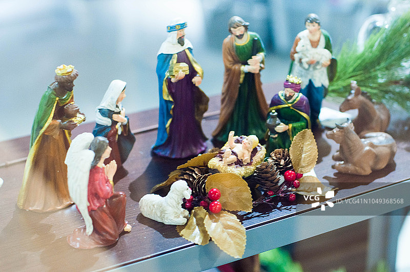 耶稣诞生的圣诞场景与小雕像图片素材