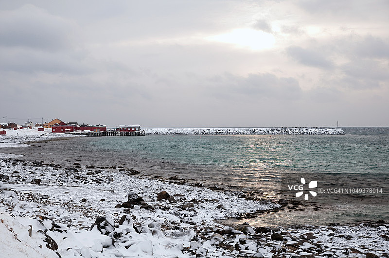 挪威北部，冰冻的海岸和海港ekkery村图片素材