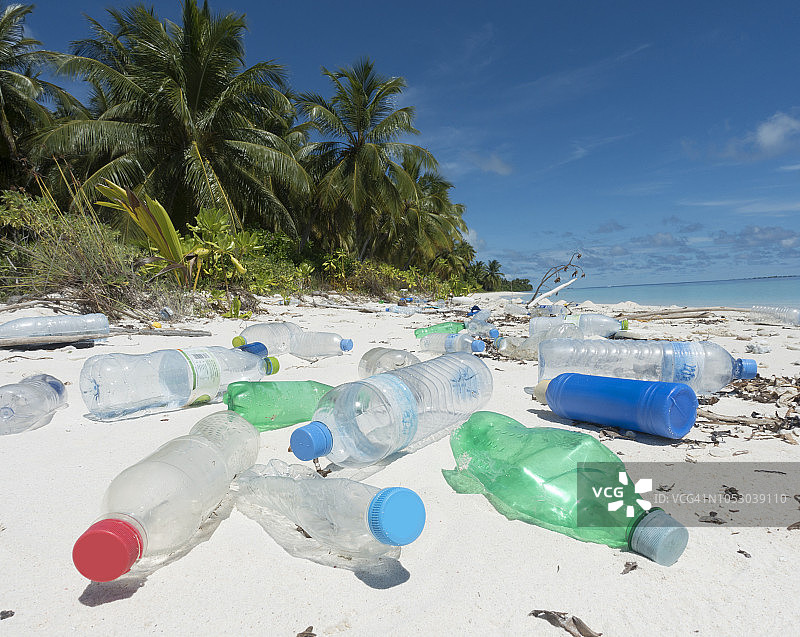 塑料被冲到了热带岛屿上图片素材