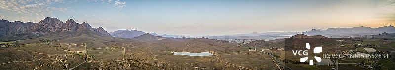 鸟瞰南非西开普省伍斯特镇外的山脉图片素材