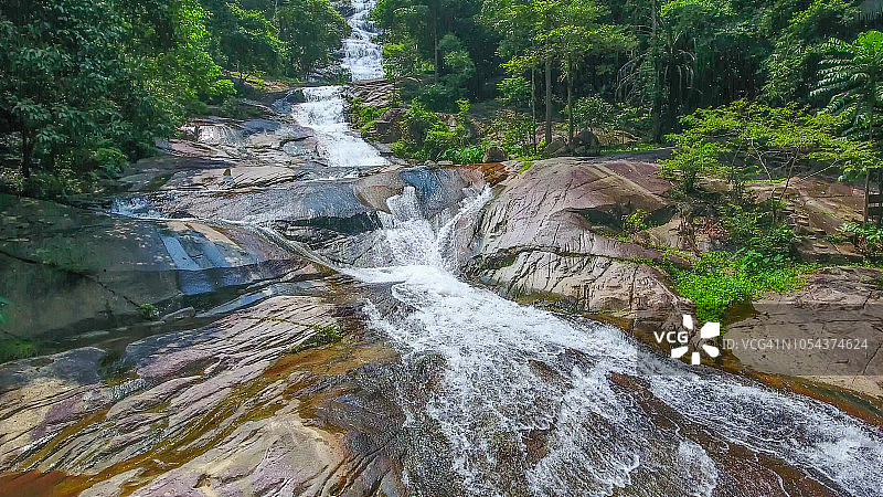 航拍泰国南部的热带森林和瀑布图片素材