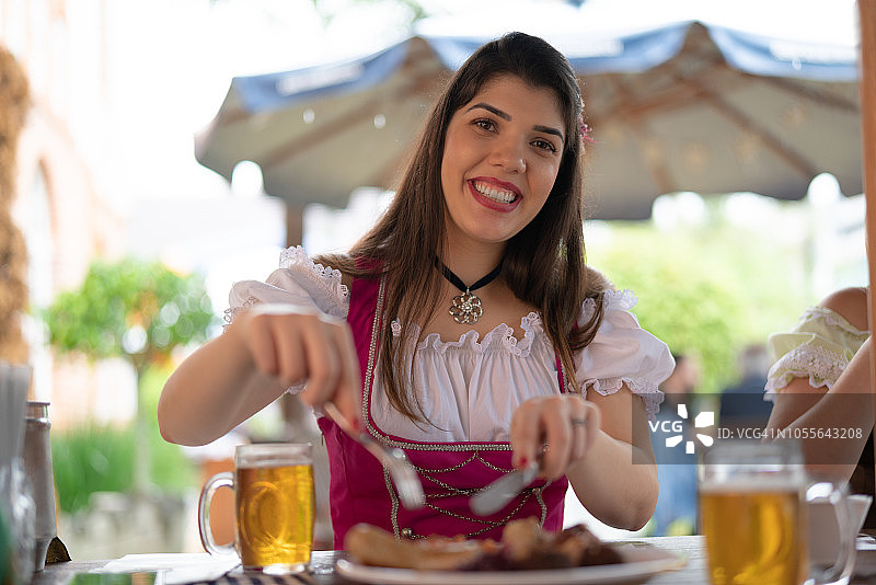在酒吧吃德国菜的女人图片素材