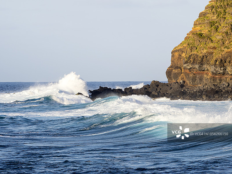 巨大的海浪对葡萄牙亚速尔群岛特塞拉岛海岸或悬崖上的火山岩的影响。图片素材