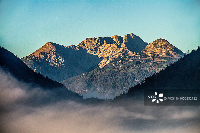美丽的日出拍摄的奥地利阿尔卑斯山在泰洛图片素材