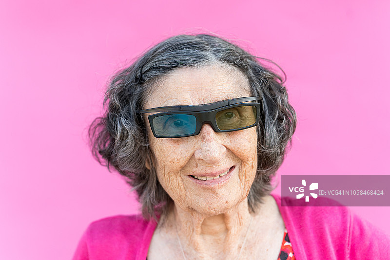 戴着3d眼镜的酷老妇人图片素材