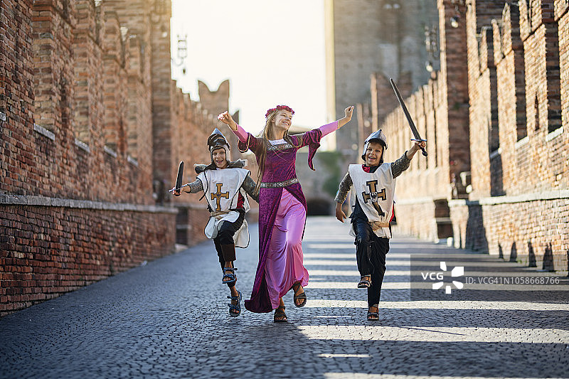 王子们和她的骑士们奔跑在城堡的庭院里图片素材