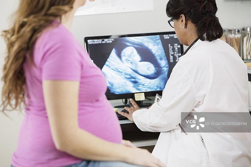 医生给孕妇做超声波扫描图片素材