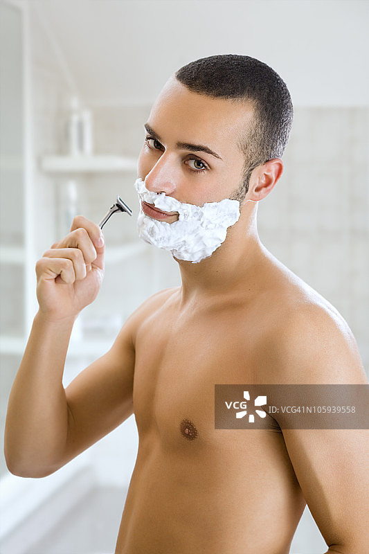 男子剃须图片素材