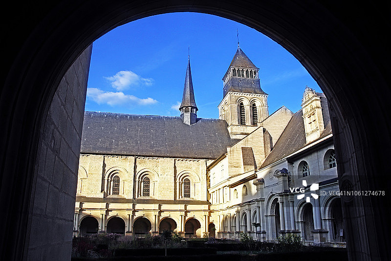 Fontevraud修道院教堂通过回廊拱门。图片素材