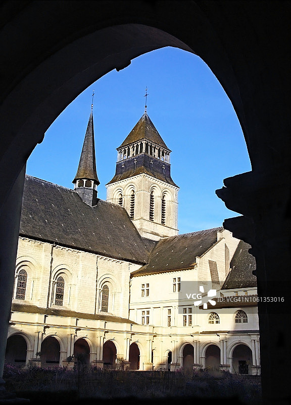 丰特弗劳德修道院教堂的钟楼由拱门构成。图片素材