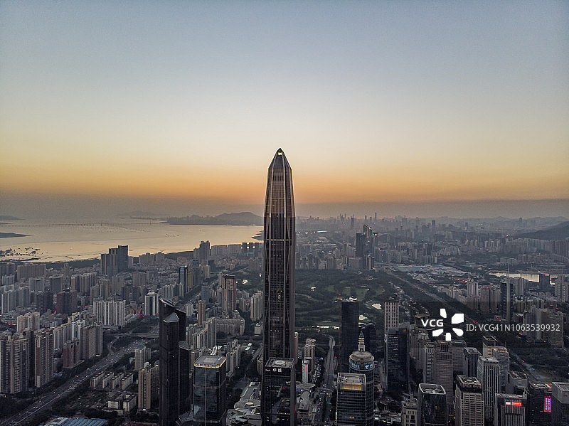 黎明时分，深圳福田的天际线全景图片素材