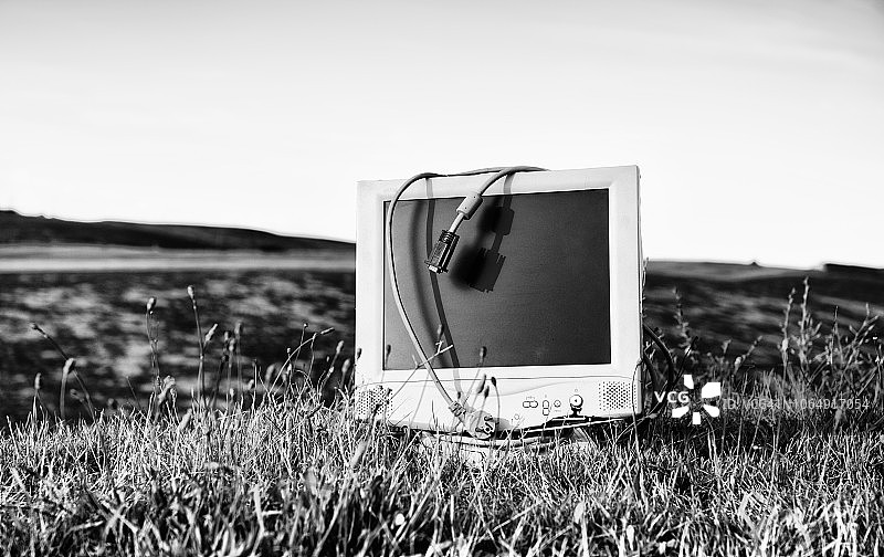 废弃的电视/电脑。黑色和白色。图片素材