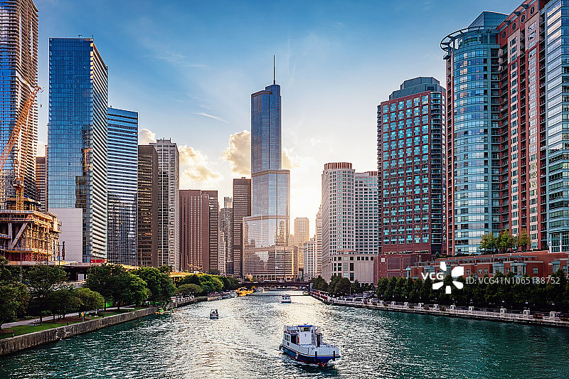 日落时分的芝加哥河城市景观图片素材