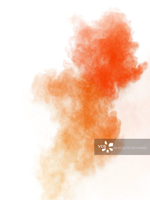 在白色的背景上，红色和橙色的粉末状和烟雾的爆炸的形式和纹理的完整框架。图片素材