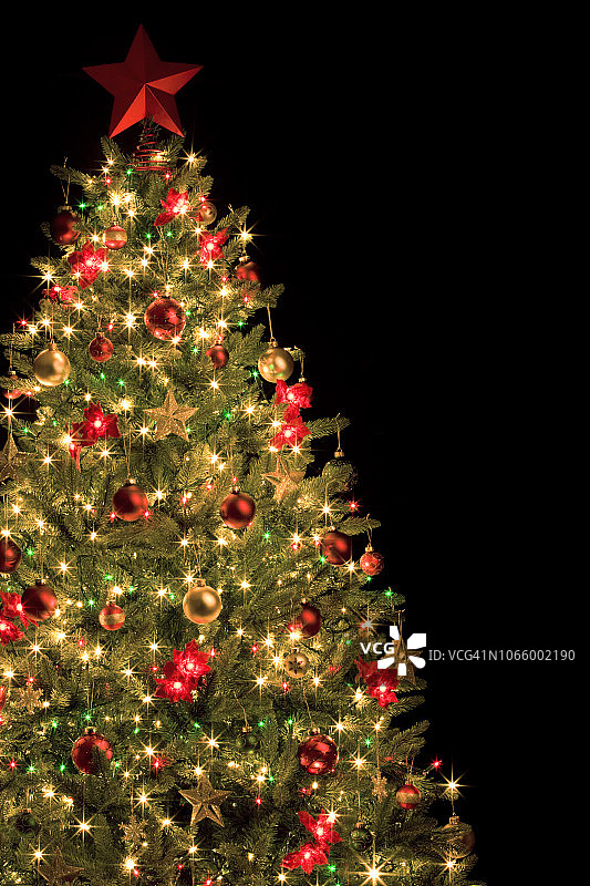 圣诞树与装饰和装饰孤立在黑色图片素材
