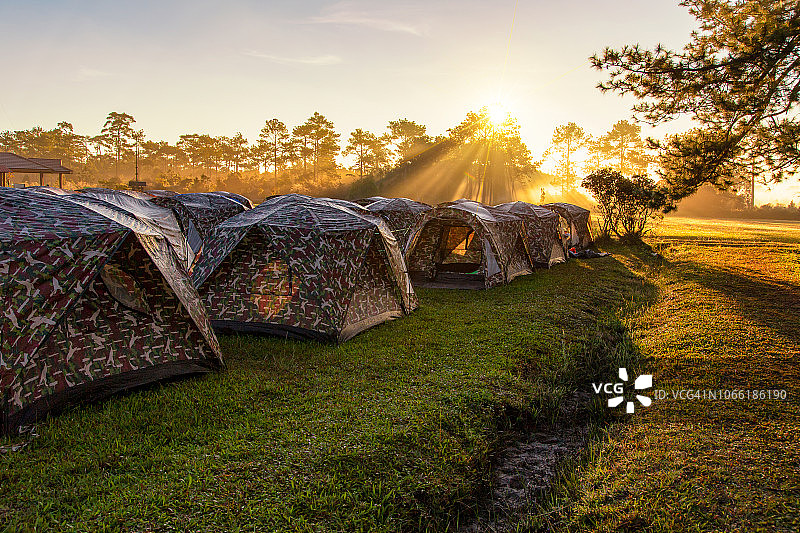 游客帐篷露营在一个警告日出美丽的天空下，在富克拉杜昂国家公园图片素材