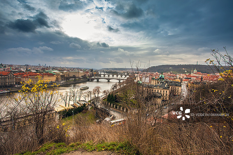 从莱特纳公园俯瞰布拉格和瓦尔塔瓦河的全景图片素材